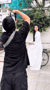 Suốt quá trình chụp hình, nhiều người đi đường đặc biệt là du khách nước ngoài, đã không khỏi tò mò và dừng lại để ngắm nhìn cận cảnh nhan sắc của Lọ Lem. Có thể thấy, visual tuổi 20 của cô nàng ghi điểm tuyệt đối nhờ nét đẹp tự nhiên, hài hòa, không cần trang điểm cầu kỳ vẫn đủ cuốn hút.