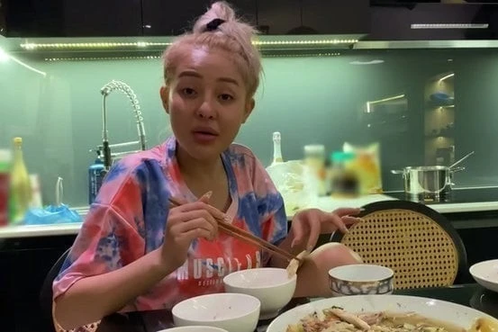 Những lần lộ mặt mộc của Ngân 98 khiến netizen 'hết hồn'