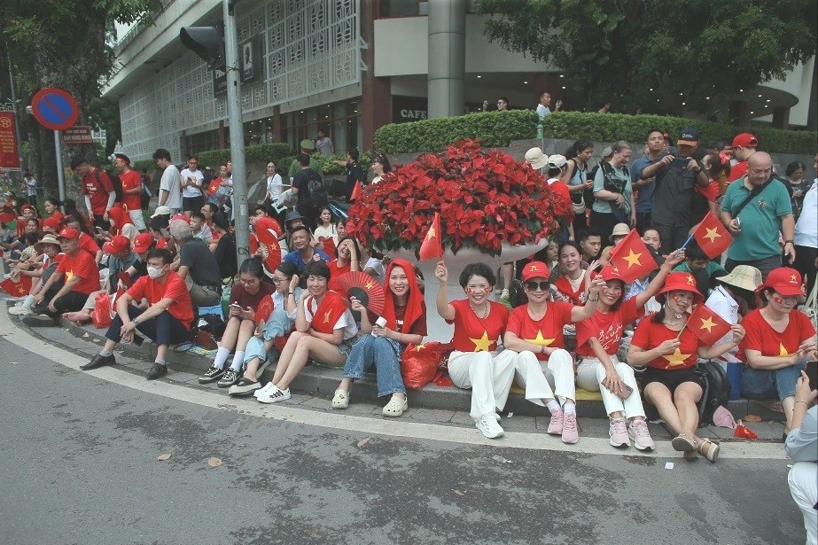 View - Người dân đổ về Quảng trường Ba Đình từ sớm, đón chờ tổng hợp luyện A80 | Báo Tri thức và Cuộc sống - TIN TỨC PHỔ BIẾN KIẾN THỨC 24H