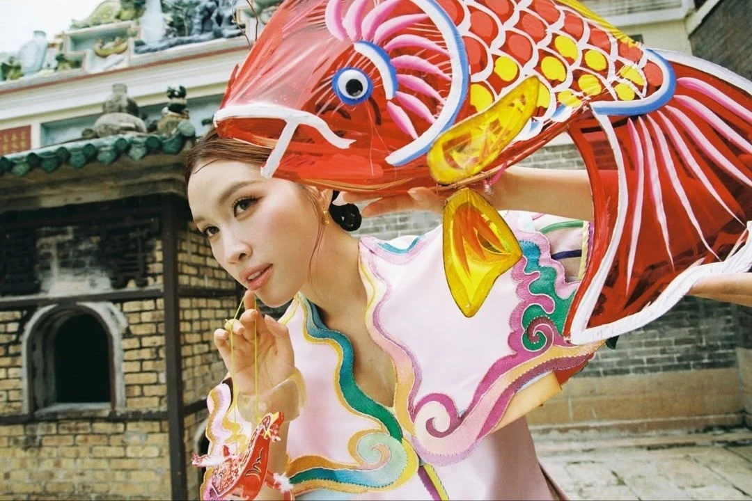 'Nữ MC chân dài nhất Việt Nam' khoe ảnh Trung thu đậm chất Trung Hoa