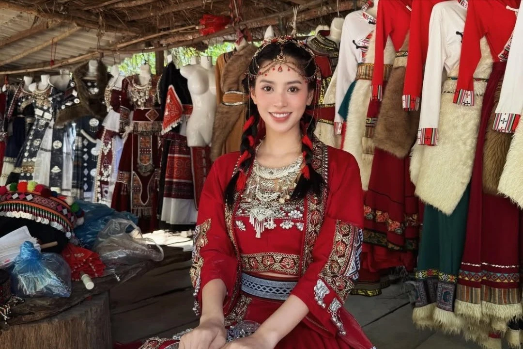 Hoa hậu Trần Tiểu Vy “hóa” gái bản, khoe sắc vóc thanh thuần giữa núi rừng