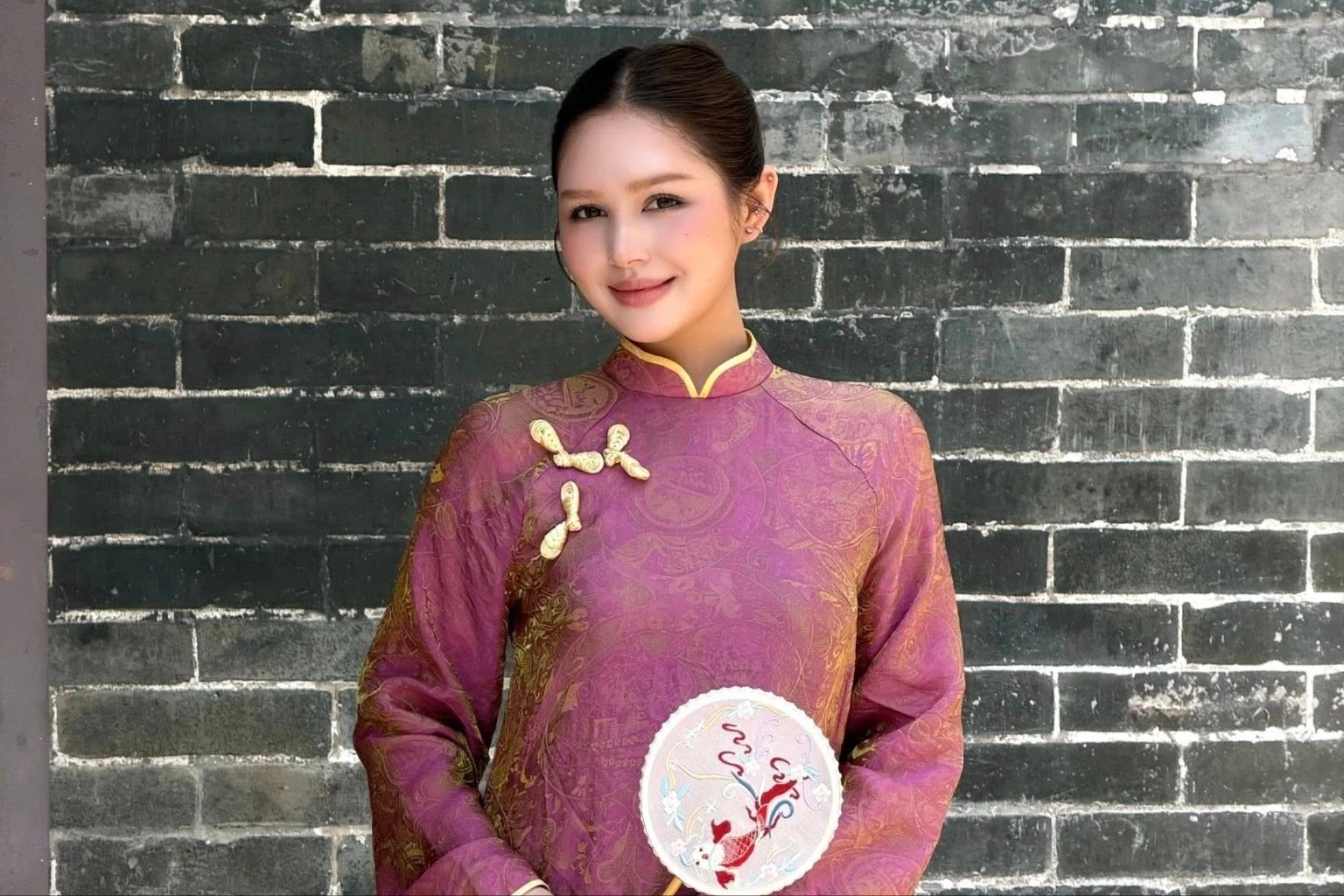 Xoài Non diện áo dài đi chùa, thần thái thanh tao khiến dân mạng xuýt xoa