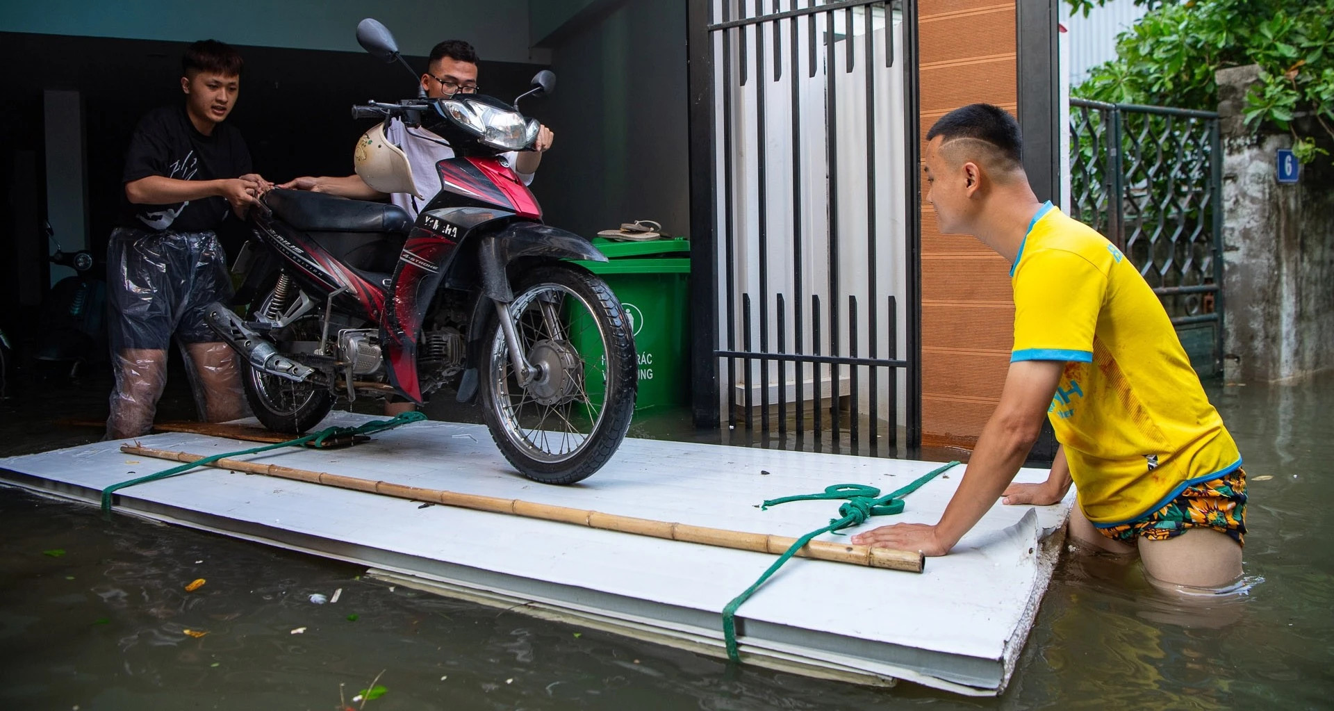 Khu dân cư ở Hà Nội bị cô lập đã 4 ngày vì mưa lớn, sinh hoạt đảo lộn