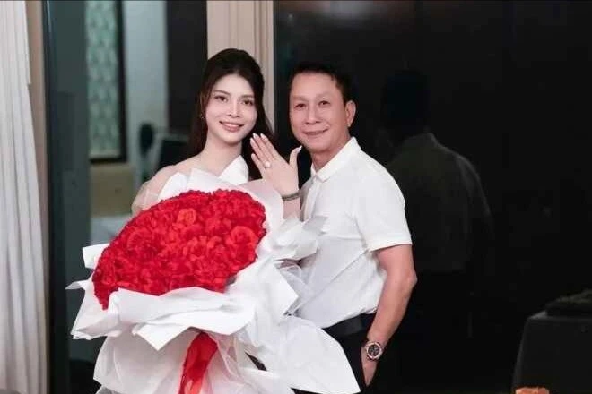 Nhan sắc cô gái được HLV trưởng CLB Quảng Nam cầu hôn