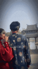 Ở hậu trường cặp đôi còn thoải mái cười đùa vui vẻ khiến netizen bàn luận rôm rả.