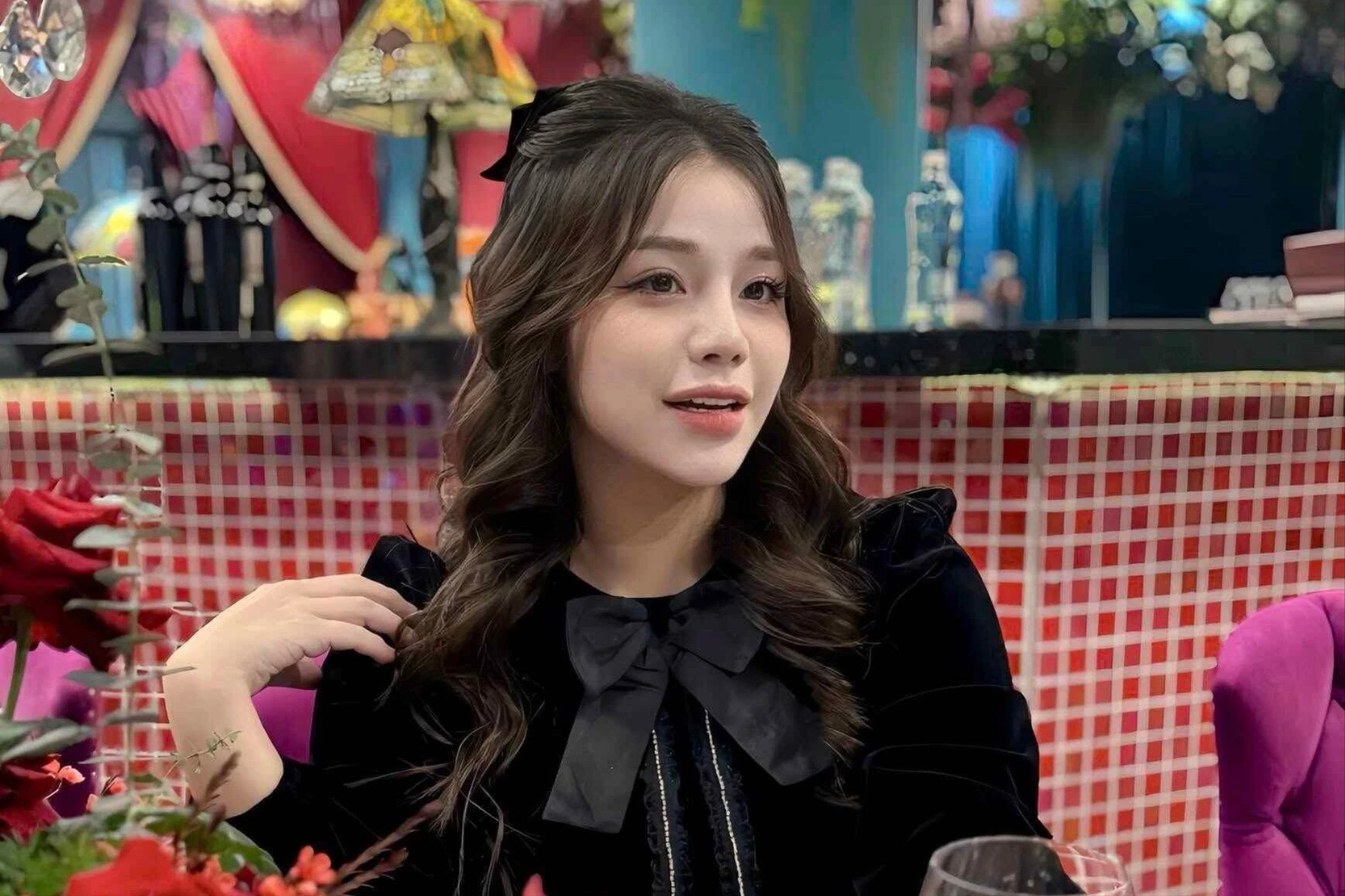 Vợ Bùi Tiến Dũng đốp chát khi bị chê "um sùm nhất" dàn WAGs