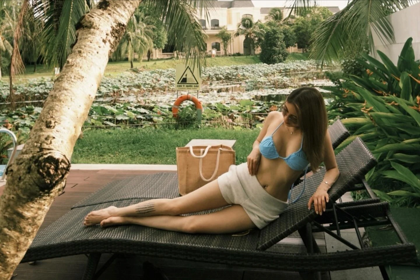 "Hot girl bánh tráng" Trần Bảo Trân khoe vóc dáng chuẩn mực