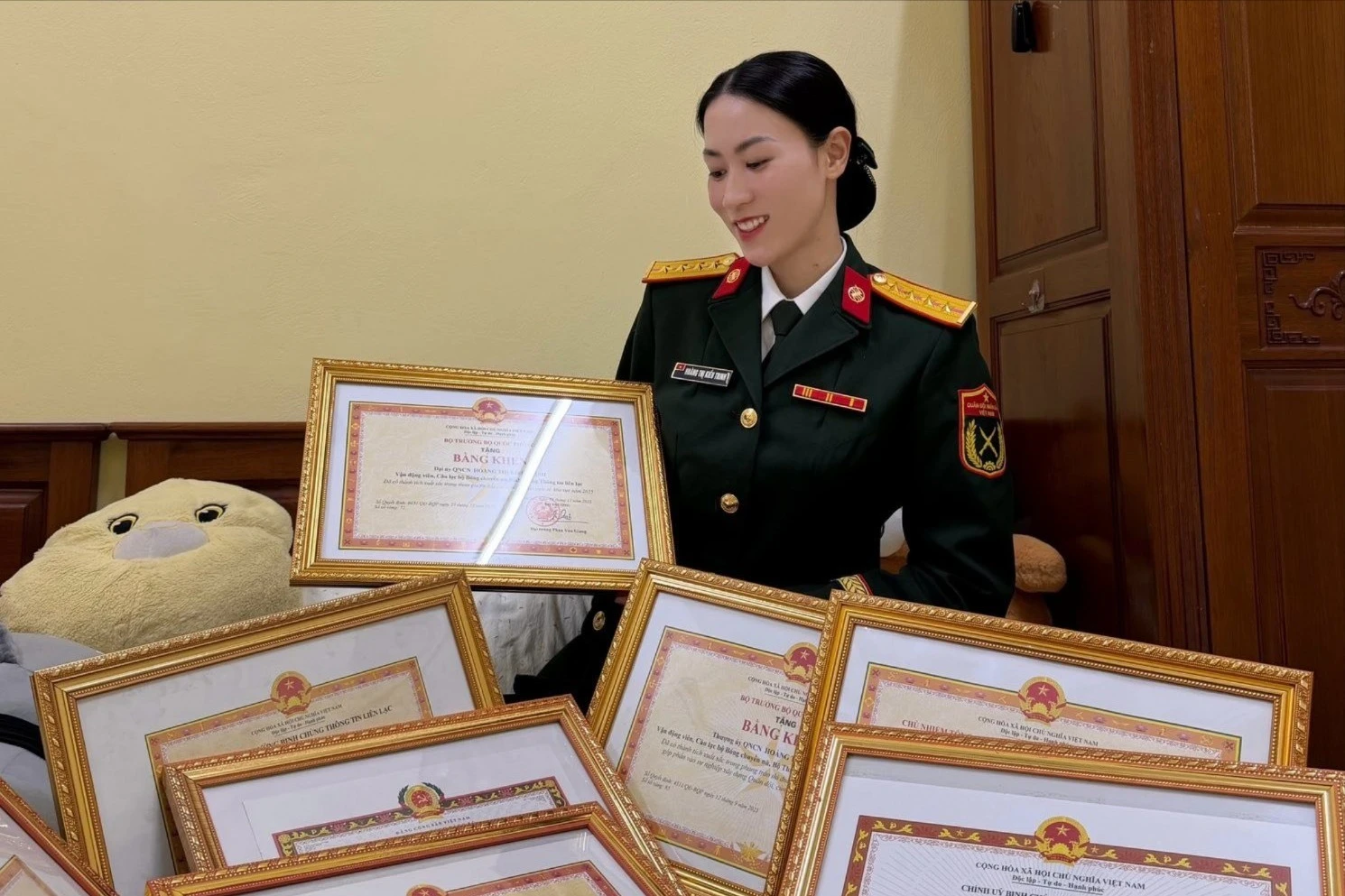 Hoa khôi bóng chuyền mang hàm Đại uý gây sốt với ảnh tổng kết 2025