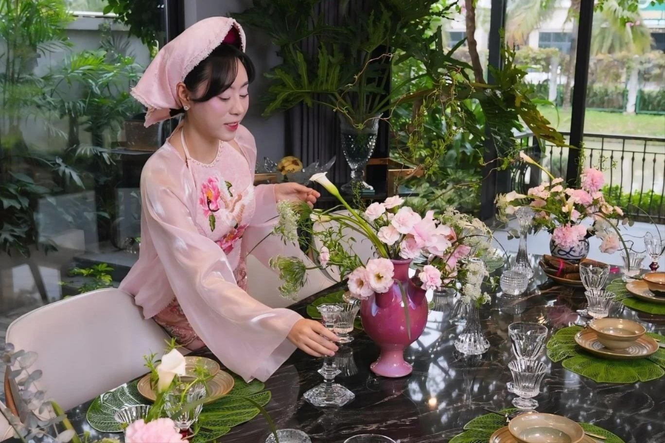 Danh tính 'nữ tổng tài' mỗi tối đưa chồng đến một nước khác nhau trên bàn ăn