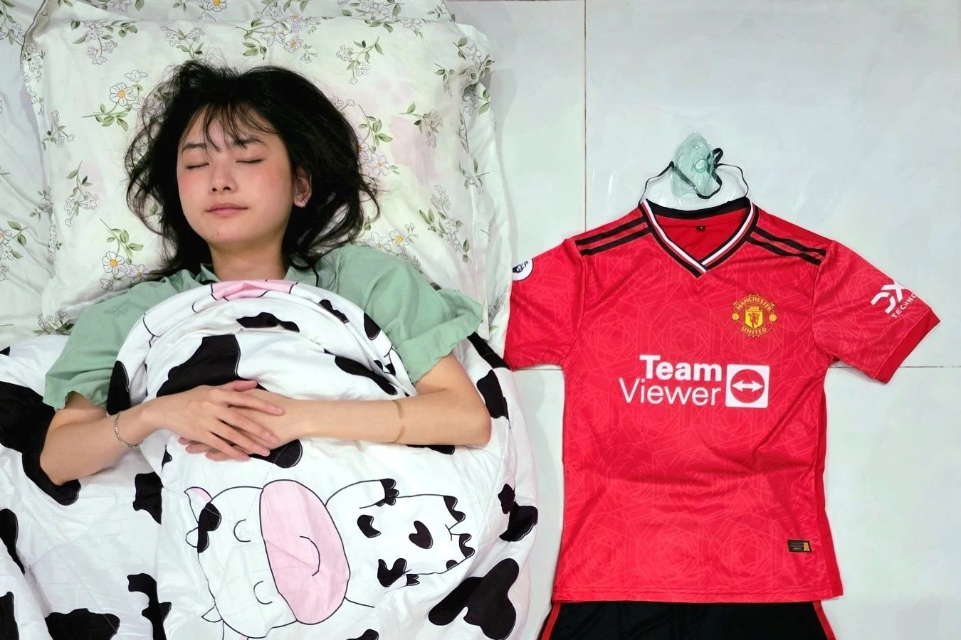 Gái xinh fan MU có hành động gây sốt khi "Quỷ đỏ" bại trận