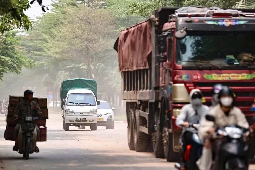 Gallery - Xe tải "quần thảo" bụi phủ trắng con phố ở Hà Nội | Báo Tri thức và Cuộc sống - TIN TỨC PHỔ BIẾN KIẾN THỨC 24H