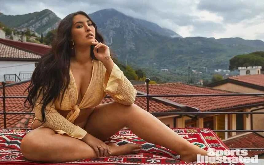 Cô gái ngoại cỡ gốc Á đầu tiên lên bìa tạp chí áo tắm