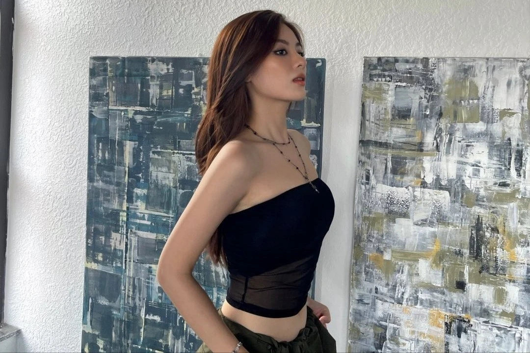 Xuất hiện chớp nhoáng nữ tiếp viên 'Tử Chiến Trên Không' gây bão mạng