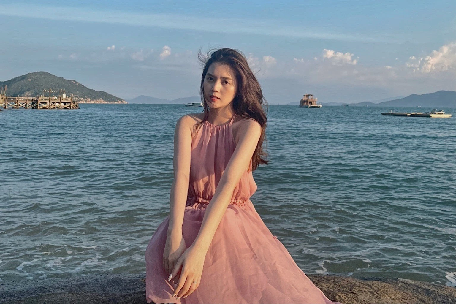 Vợ cầu thủ Thành Chung được khen "xinh như công chúa"