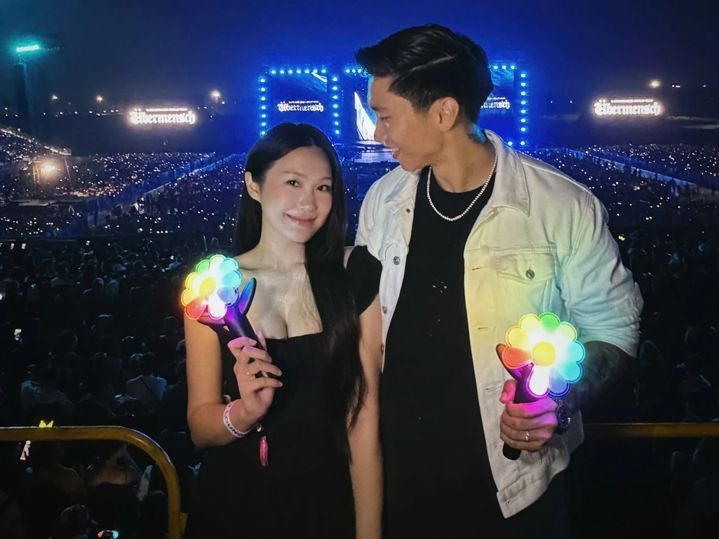 Gia đình Đoàn Văn Hậu - Doãn Hải My 'xả suộc' đi concert G-Dragon