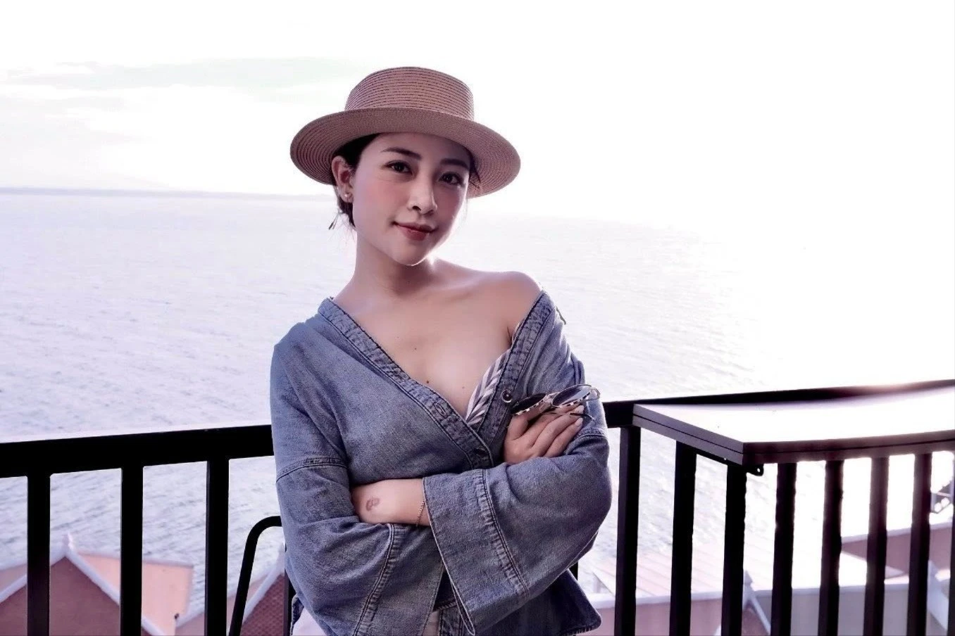 "Cô chủ khách sạn" khoe vóc dáng nóng bỏng, 3 vòng quyến rũ