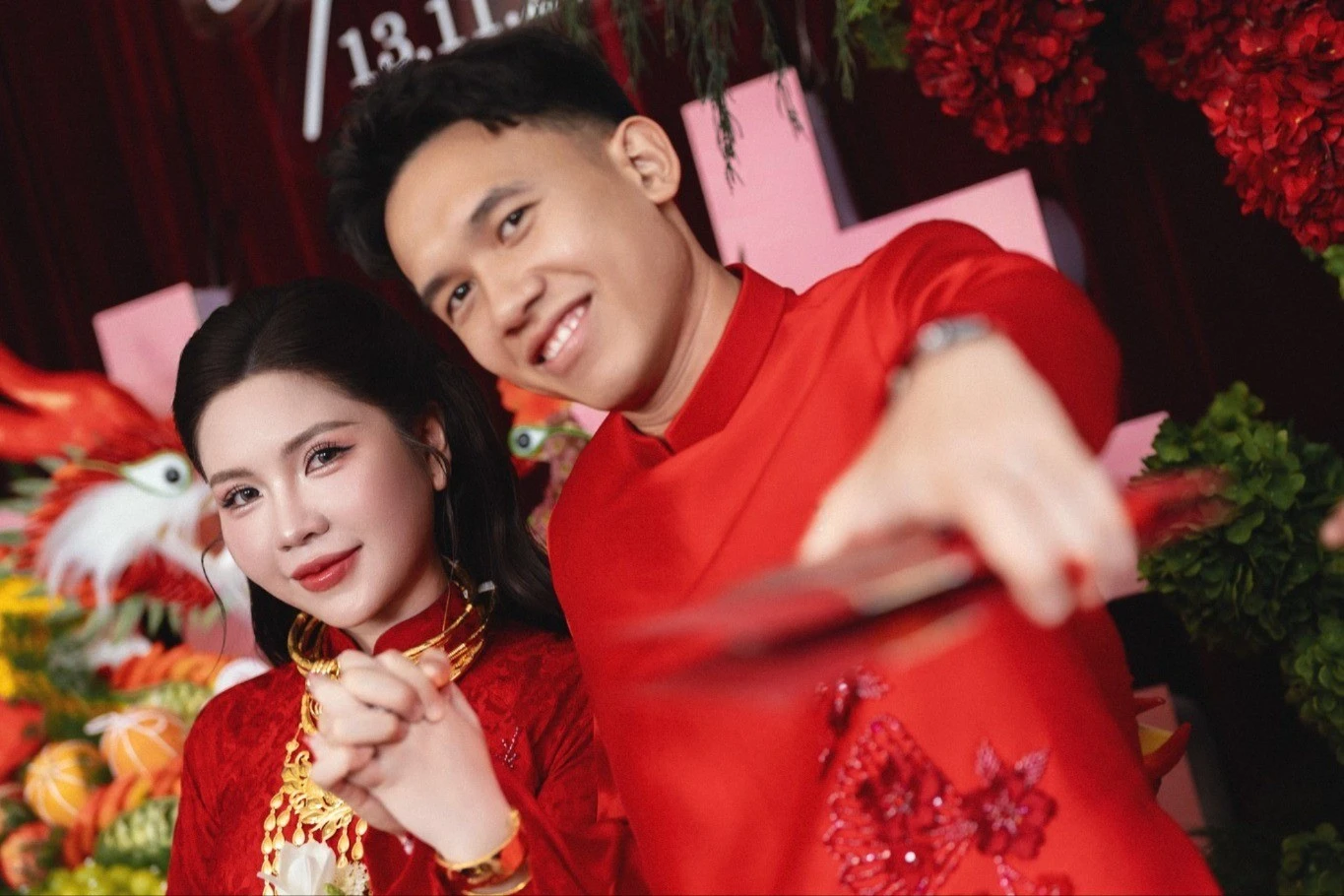 Tiền vệ ĐT Việt Nam và cô chủ tiệm vàng về chung nhà