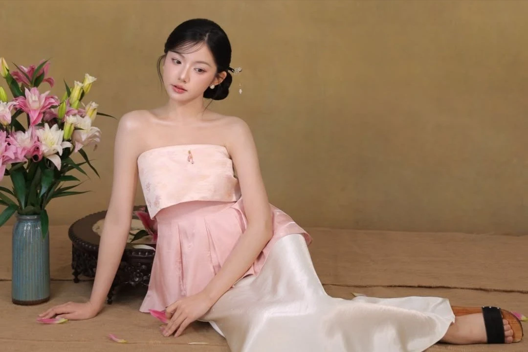 TikToker “ăn thùng uống vại” Quỳnh Trương đẹp nhẹ nhàng trong bộ ảnh mới