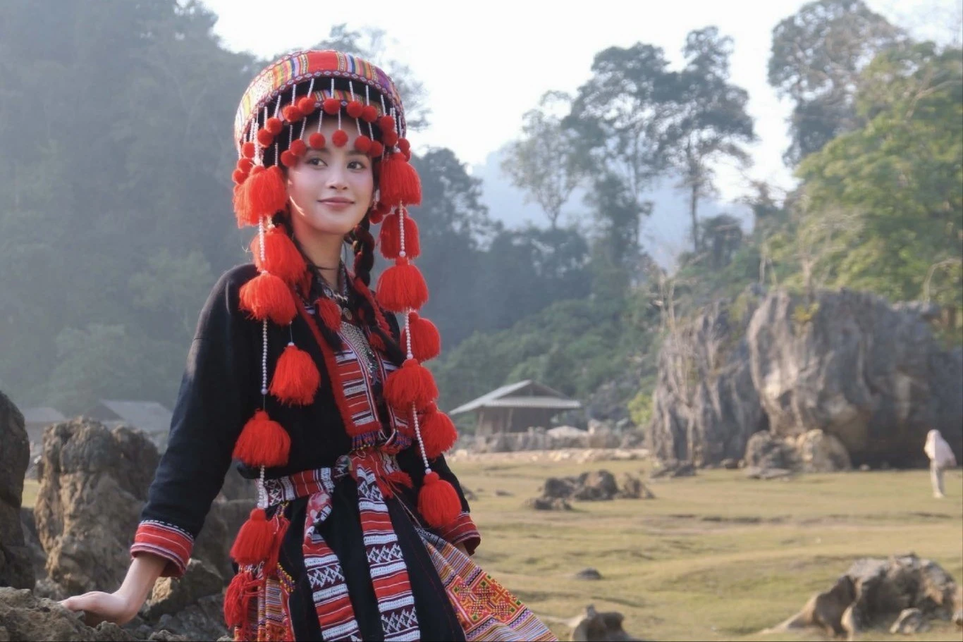 Trần Tiểu Vy diện trang phục dân tộc, nhan sắc “thần tiên tỷ tỷ” gây chú ý