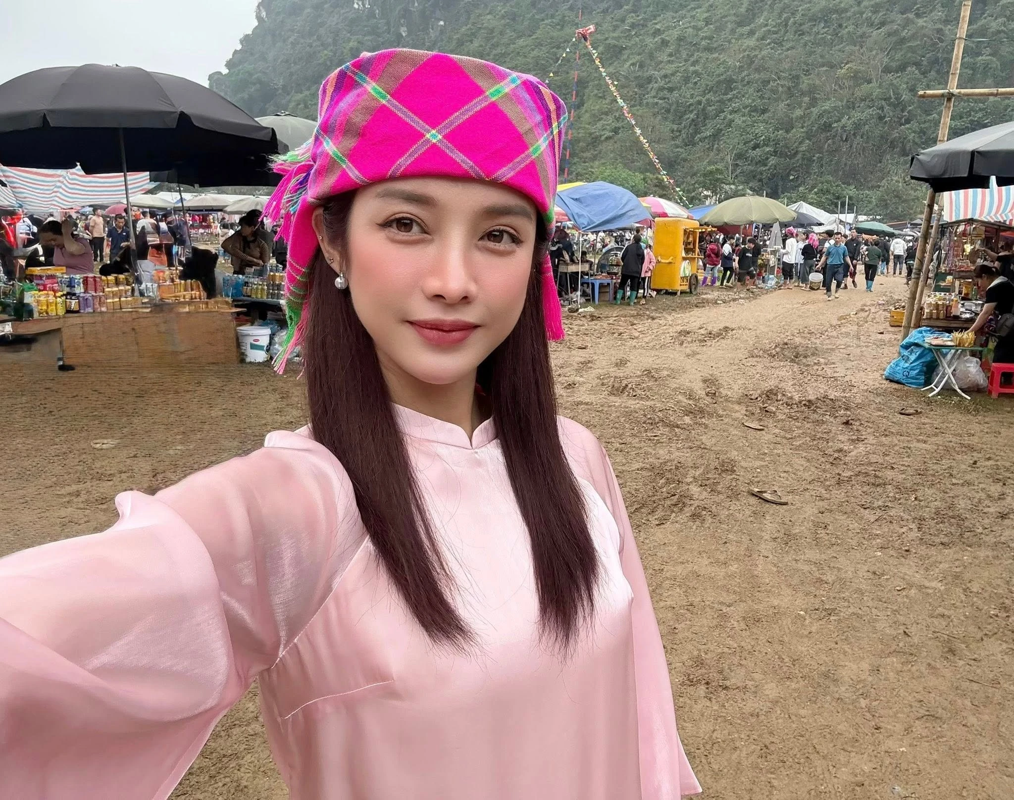 Về quê chơi hội, Trình Mỹ Duyên gây chú ý với nhan sắc miễn chê