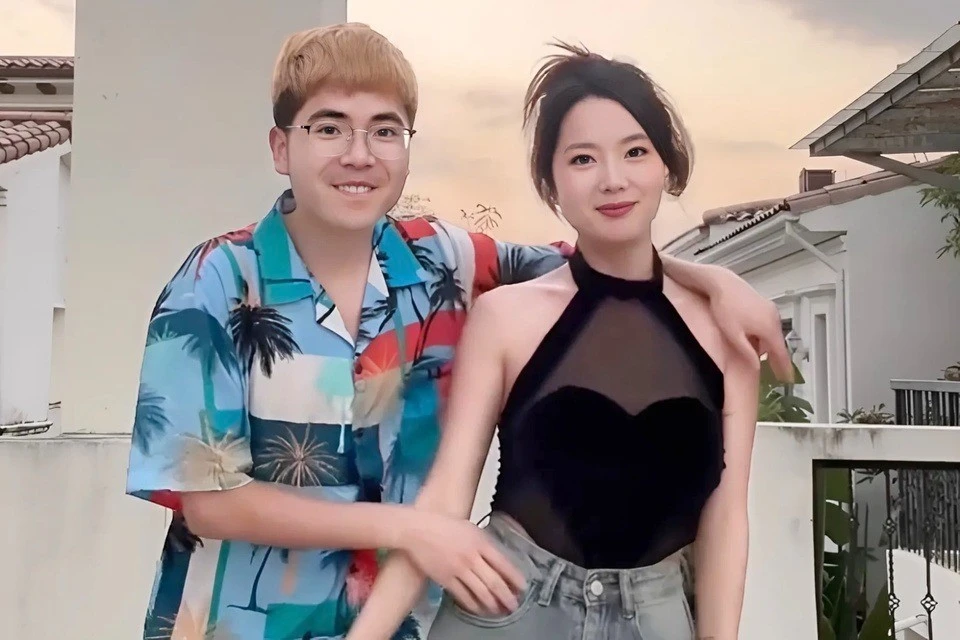 Chàng shipper nghèo "cưa đổ" chị đẹp hơn 15 tuổi gây sốt