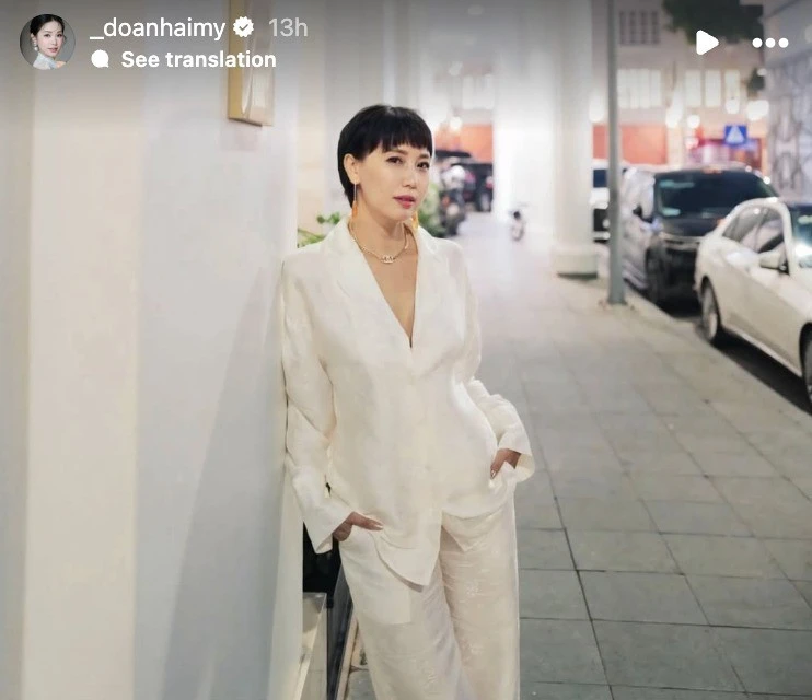 Mẹ ruột Doãn Hải My diện suit trắng đơn giản mà sang chảnh