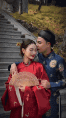 Đáng chú ý, cả hai vừa đi vừa trò chuyện, thỉnh thoảng quay sang nhìn nhau cười mỉm, không cần cử chỉ quá thân mật nhưng vẫn khiến người xem cảm nhận rõ sự gắn bó.