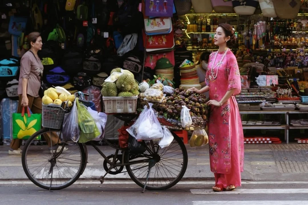 “Gái xinh vũ trụ VFC” xúng xính áo dài, thả dáng giữa phố Sài Gòn