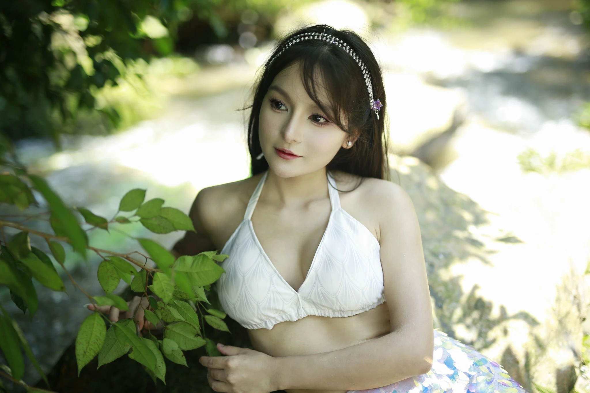 "Tiên cá" Bùi Ngọc Ánh hóa nữ thần bên suối đầy mê hoặc