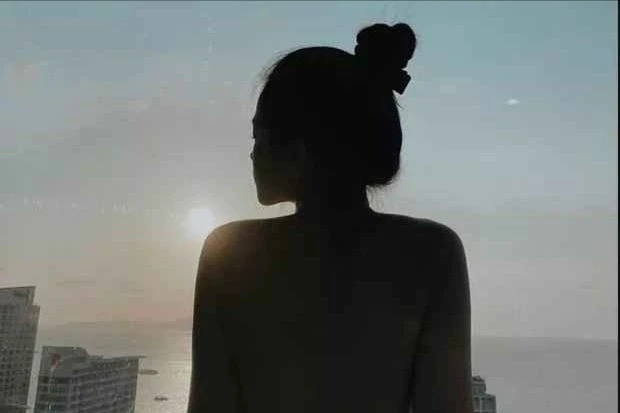 Linh Ka khoe ảnh bán khỏa thân với lưng trần cực nuột 