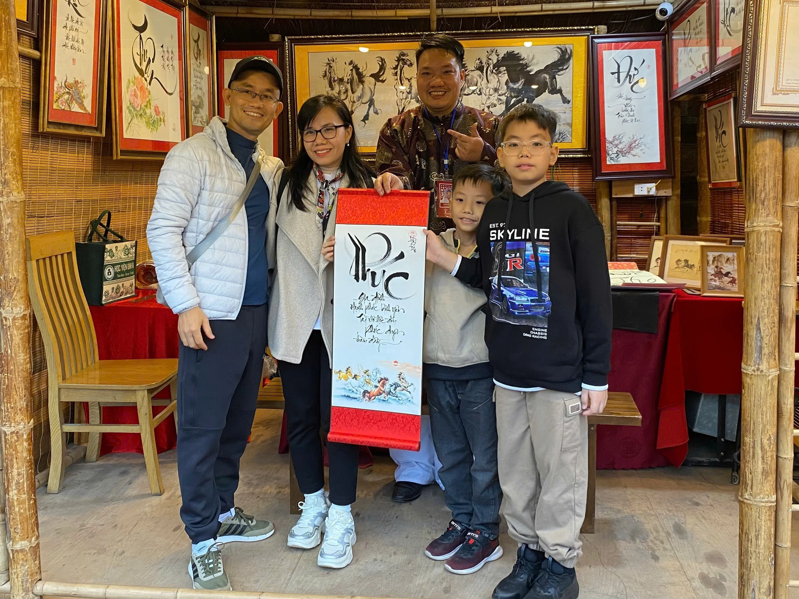 Hội chữ Xuân Văn Miếu 2026 hút khách xin chữ ngày cận Tết 