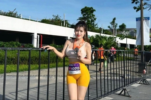 Gái xinh phản ứng "căng" khi bị chê "làm màu" tại giải chạy