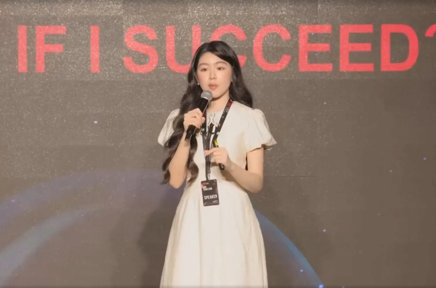 Gái xinh Lọ Lem bất ngờ nói về việc "sinh ra ở vạch đích"