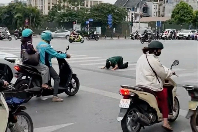 Quỳ lạy người đi đường câu view, TikToker Bách Khỉ gây khó chịu