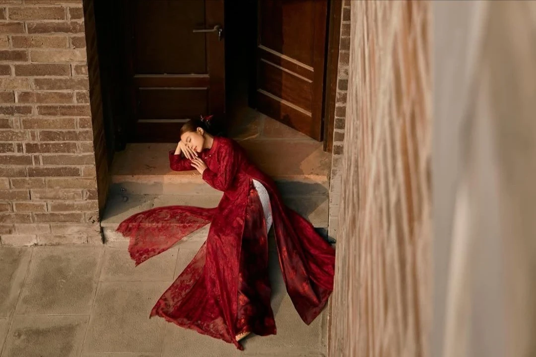 Hoàng Thùy Linh diện áo dài chúc mừng năm mới, nhan sắc gây sốt