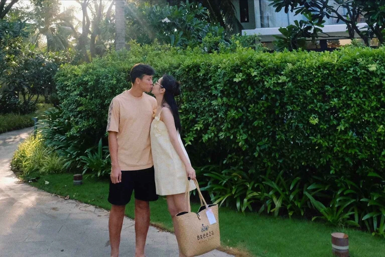 Vợ chồng Quế Ngọc Hải "khoá môi" kỷ niệm 9 năm yêu nhau