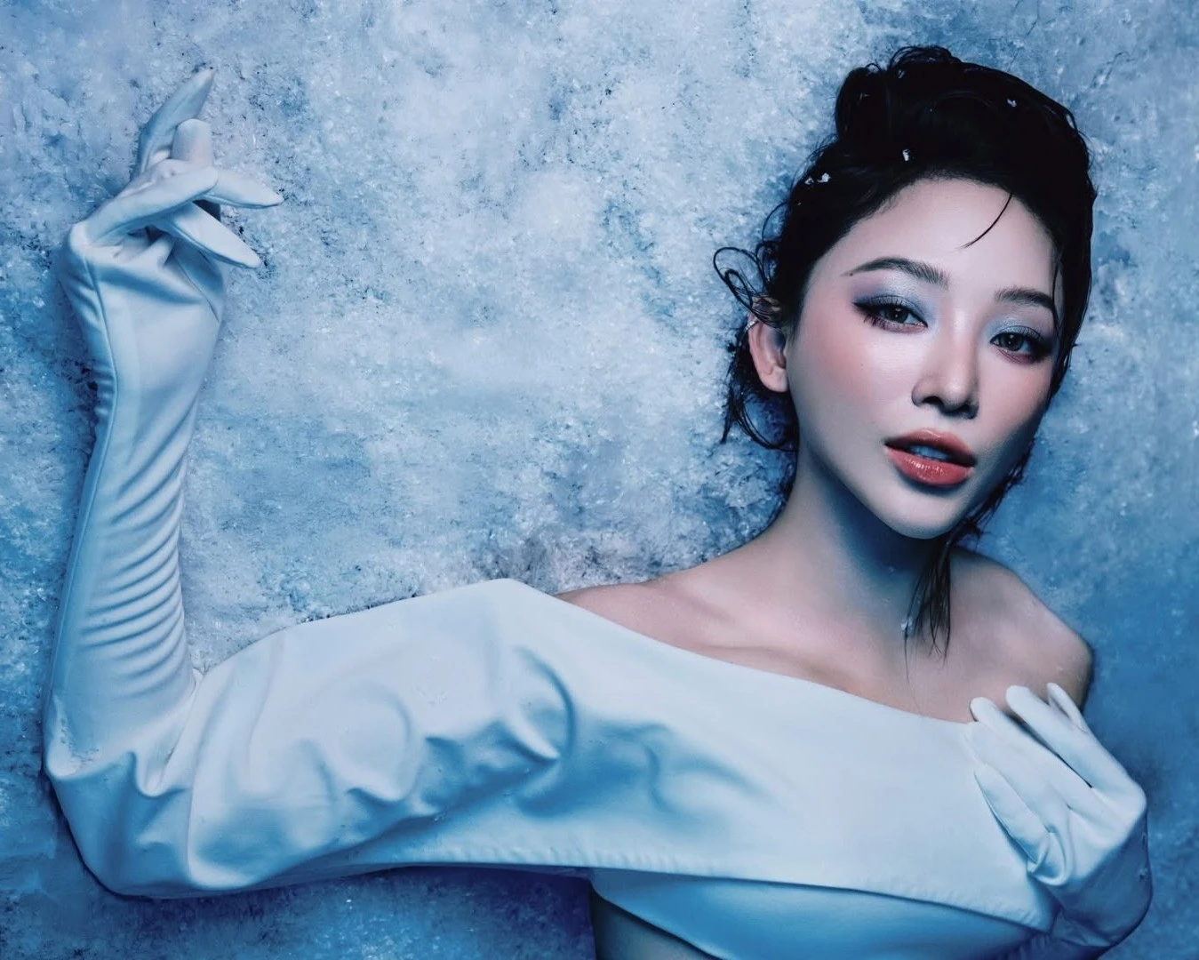 Tóc Tiên chiêu đãi fandom bằng bộ ảnh “công chúa tuyết” cực xinh