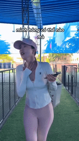 Trong một đoạn video đăng tải gần đây trên Instagram, Ngọc Trinh xuất hiện trên sân pickleball từ lúc… 6h sáng. Tóc cột cao gọn gàng, outfit thể thao đồng điệu, thần thái rạng rỡ không khác gì một buổi chụp hình cho tạp chí thời trang ngoài trời.