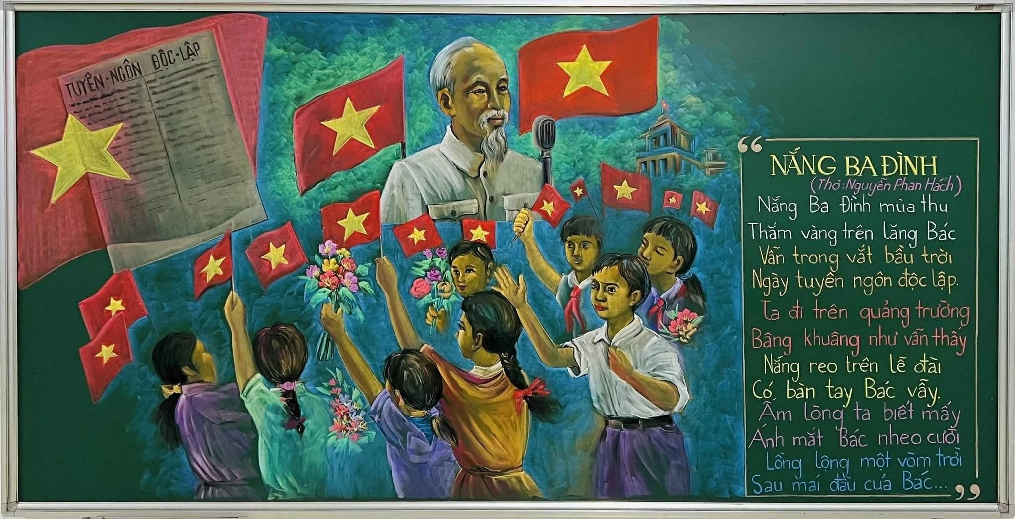 Thầy giáo vẽ tranh Chủ tịch Hồ Chí Minh trên bảng phấn