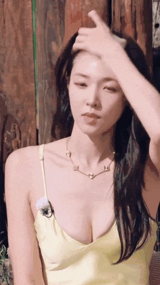 Không theo phong cách mong manh “bạch nguyệt quang” quen thuộc của nhiều nữ thí sinh trước đó, Mina Sue ghi điểm nhờ vẻ đẹp nổi bật, thần thái tự tin cùng khí chất phóng khoáng.