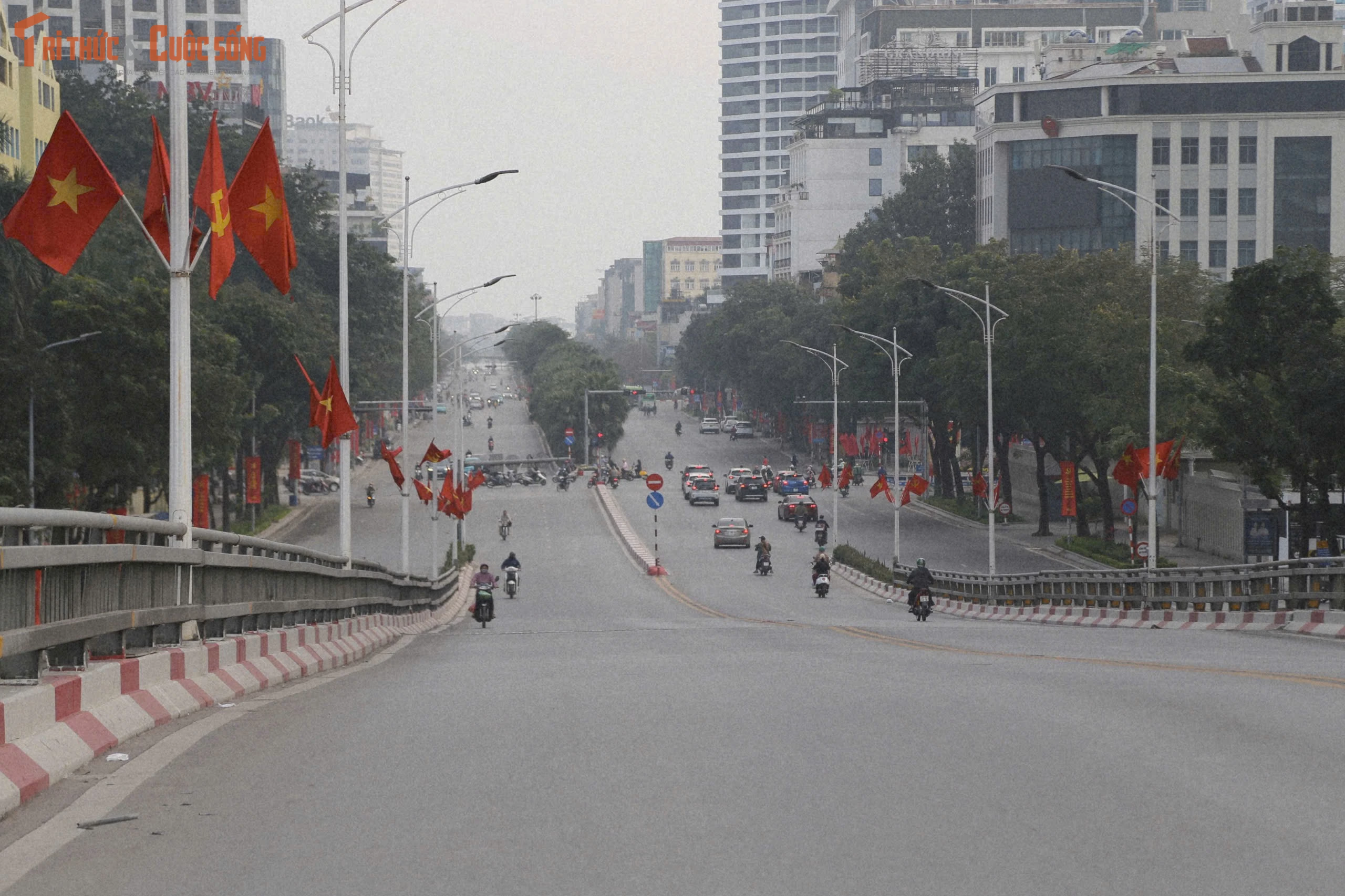 Phố phường Hà Nội vắng lặng, bình yên trong sáng mùng 1 Tết 