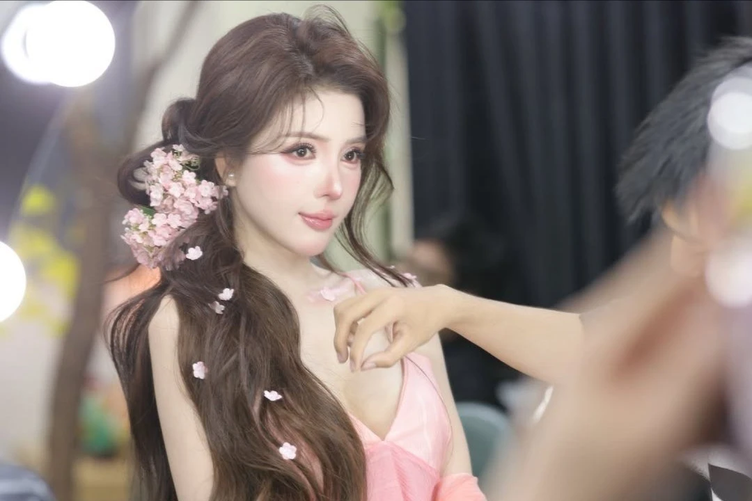 Diện váy lụa quyến rũ, hot girl Lilly Luta làm netizen say đắm