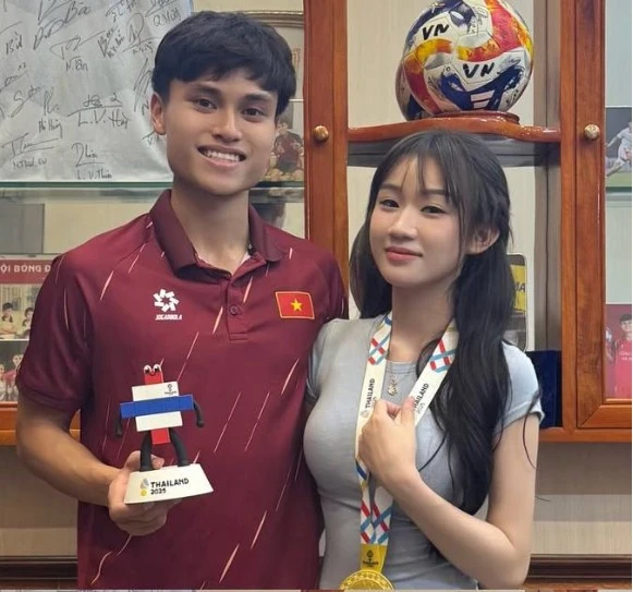 Bạn gái TikToker nổi tiếng của tiền vệ U23 Việt Nam là ai?