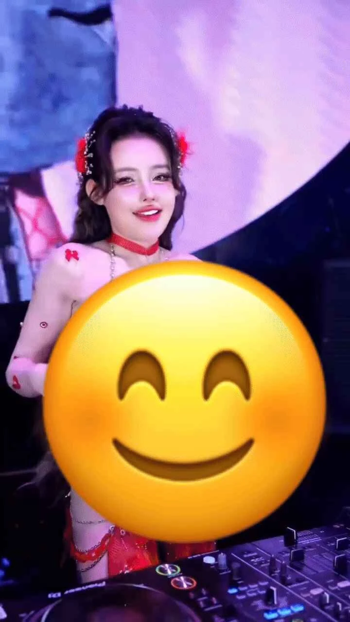 DJ Ngân 98 lại mặc đồ "có cũng như không"