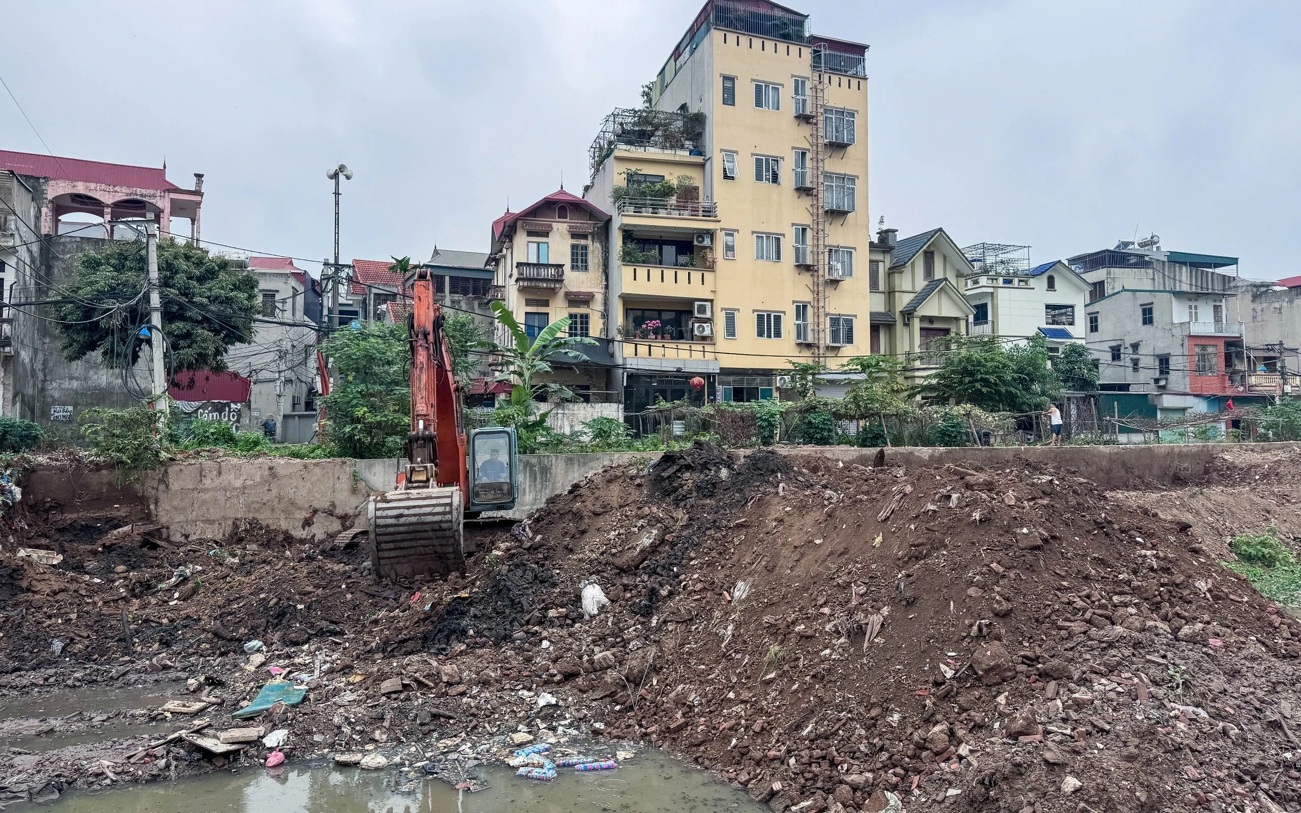 Toàn cảnh hạng mục cứng hóa kênh La Khê còn dở dang