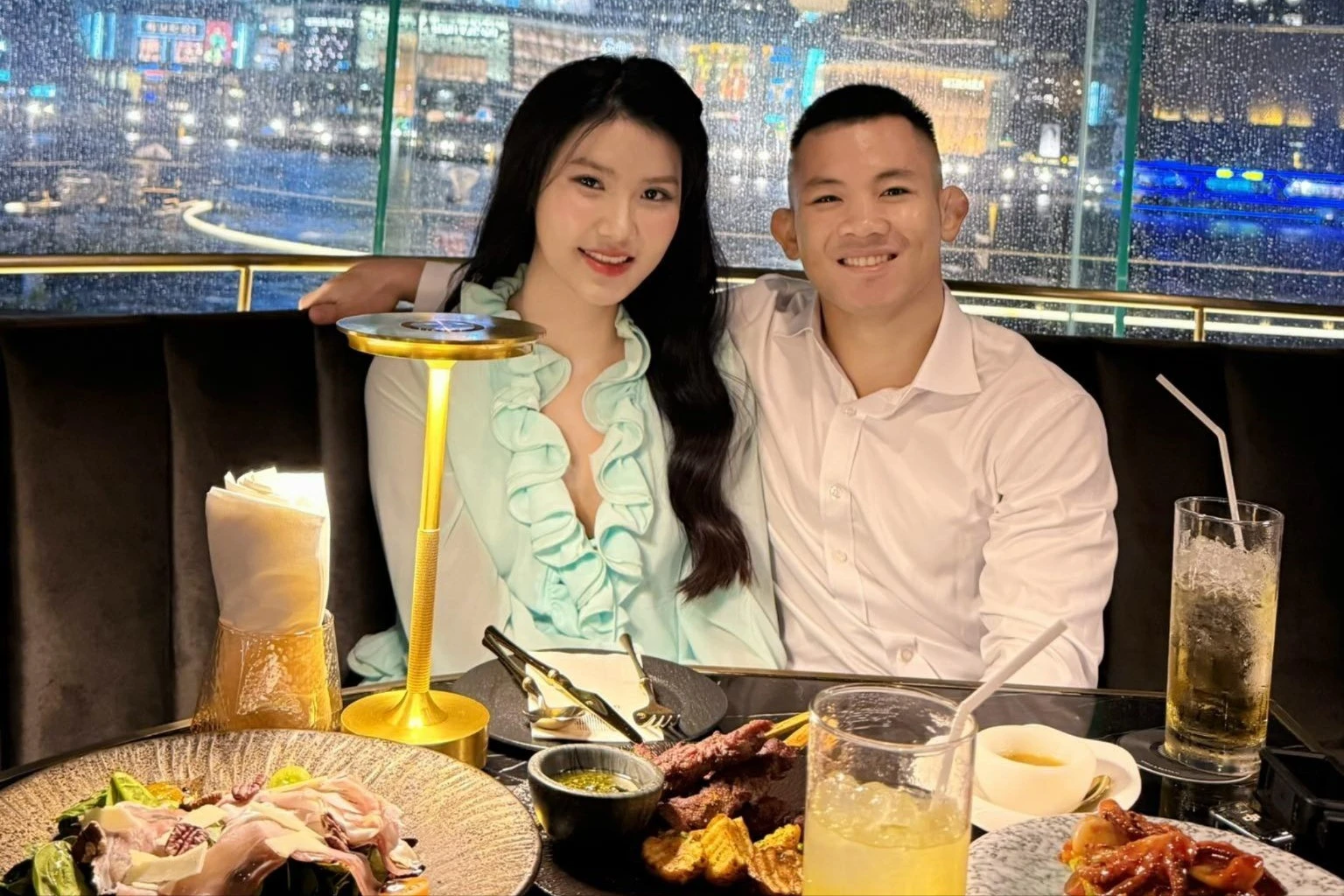 Vợ 'Quỷ lùn' Đào Hồng Sơn sở hữu vẻ ngoài vô cùng nóng bỏng