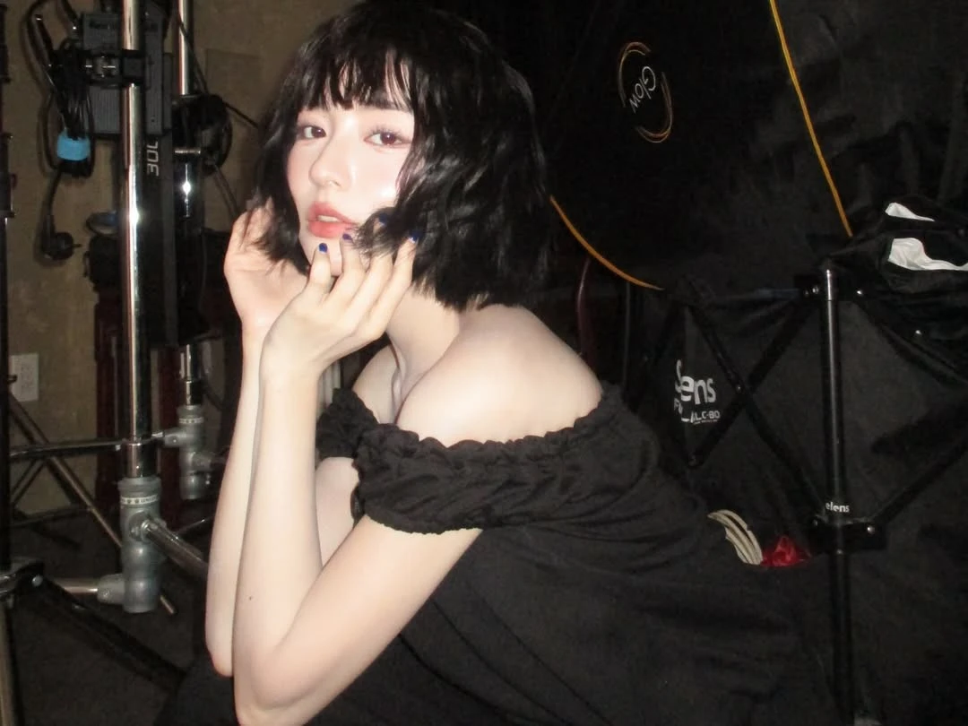 Bâu Krysie gây bất ngờ với mái tóc ngắn, khoe nhan sắc cuốn hút 