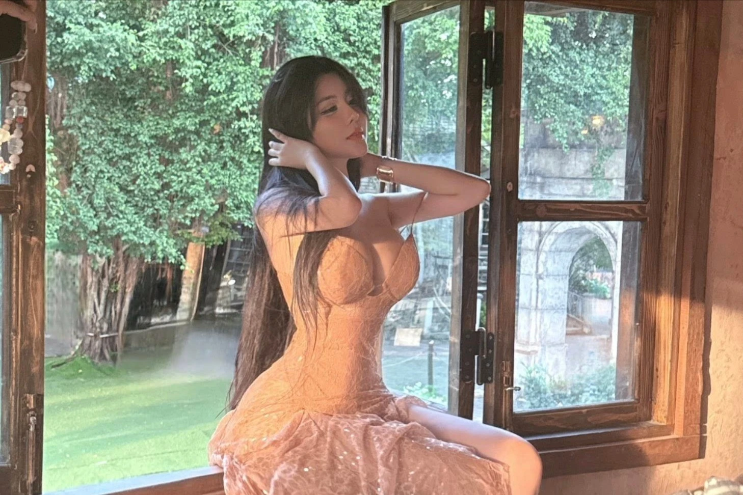 "Đệ nhất hot girl Sài thành" Võ Ngọc Trân khoe dáng bên cửa sổ