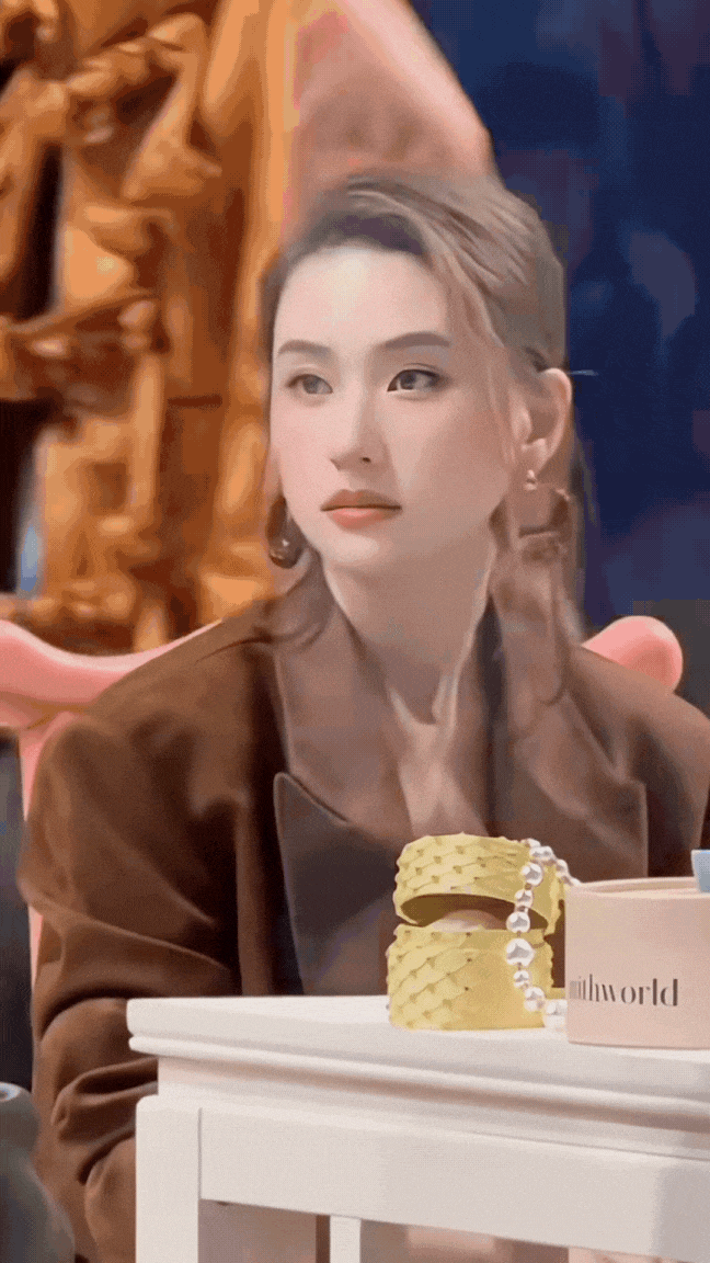 Không giống nhiều "rich kid" khác thường bị đánh giá là "con nhà giàu khoe mẽ", Hà Siêu Liên lại được truyền thông nhận xét là một trong những thiên kim tiểu thư có khí chất điềm đạm, thông minh, kín tiếng nhưng cực kỳ sang trọng.