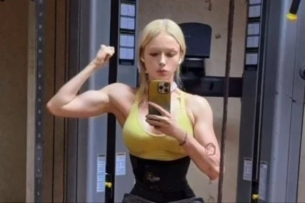 Sau 10 năm tập luyện, "búp bê Barbie sống" cơ bắp cuồn cuộn